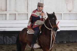 El Campeón Nacional de Rodeo Alfredo Díaz dictó curso a jinetes de la Región de Magallanes