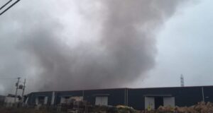 Bomberos de la capital continúan apagando los últimos focos del gigantesco incendio en bodegas