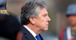Ministro de Defensa recibió en su oficina a capitán espiado por inteligencia militar