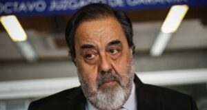 Proveedores de insumos médicos se querellan contra Mañalich por acusaciones de colusión