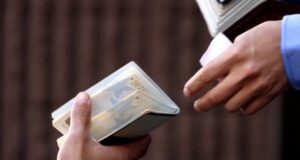 Formalizan a funcionaria del Registro Civil en investigación por falsificación de pasaportes