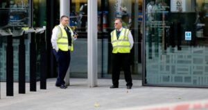 Hombre es apuñalado a las afueras de ministerio del Interior en el centro de Londres