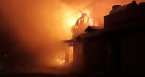 Violento incendio deja una casa y cuatro locales destruidos en Tirúa, provincia de Arauco