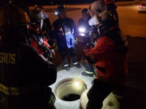 (VIDEO) Sujeto desplegó amplio operativo tras meterse a sistema de alcantarillado