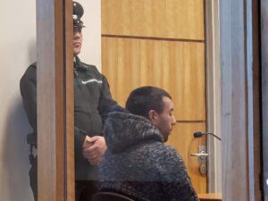 Día de furia: sujeto atacó a sus dos compañeros de casa y amenazó de muerte a carabinera