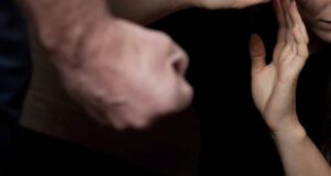 Joven es mordida y asfixiada con un cinturón tras comunicar a su pareja el fin de la relación