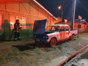 (VIDEO) Investigan ataque incendiario contra camioneta en población Fermín Roca
