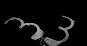 Menor detenido por explosivos habría pasado la noche esposado en pasillo de Hospital