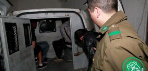 Detienen a tres hombres por tiroteo fuera de liceo en Alerce