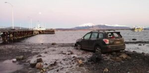Vehículo terminó a orillas del mar en Puerto Natales