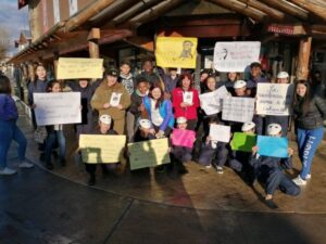 Jóvenes realizaron intervención urbana para entregar mensaje preventivo del maltrato en el pololeo
