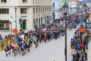 Dos mil alumnos de Punta Arenas rindieron honores al Ejército en multitudinario desfile