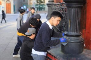 Alumnos del Insuco limpiaron rayados en kiosco de turismo