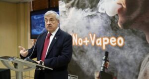 Ministro de Salud, Jaime Mañalich, adelanta intenso lobby en el Congreso por vapeo