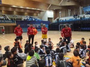 Estrellas del fútbol traspasaron sus experiencias a los niños natalinos