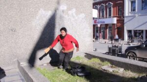 “Milonga” bailó un pie de cueca con la sombra de una bandera izada