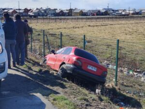 Conductor intentó evadir control policial  y terminó con su vehículo en una zanja