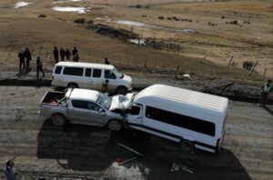 Colisión frontal camino a Río Verde dejó a conductor de furgón atrapado