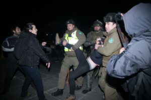 Marcha con encapuchados termina con agresión a reportero y a carabineros
