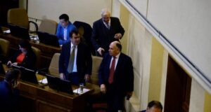 Diputados Urrutia y Bobadilla se restan de minuto de silencio por víctimas de la Dictadura