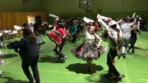 Más de ochenta parejas bailaron durante una hora cueca en homenaje al aniversario patrio