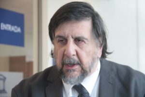 Abogado Arcos acusa que seremi de Educación no respeta orden presidencial
