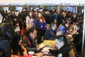 Tras meses de larga espera cientos de personas asistieron a feria laboral