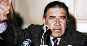 Economista brasileño refuta a Bolsonaro: en Brasil persiste el mito de que Pinochet salvó a Chile
