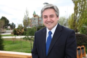 Alcalde de Puerto Natales defiende cobro de derecho a losa en terminal de su comuna