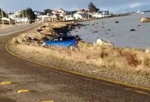 Conductor volcó y quedó a pocos metros de caer a canal Señoret en Puerto Natales