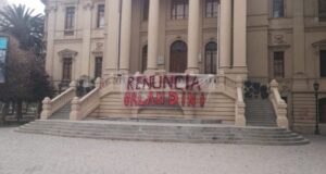 Estudiantes de la U. de Chile se tomaron Museo de Arte Contemporáneo para exigir renuncia de decano