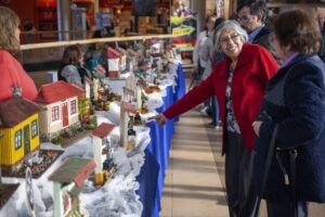 Adultos mayores exhibieron su trabajo realizado en talleres municipales