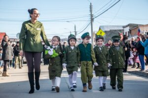 Párvulos y lactantes rindieron honores a la patria con tradicional mini Parada Militar