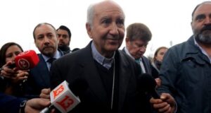 Francisco Javier Errázuriz reaparece en acto público y sale a defender a Bernardino Piñera