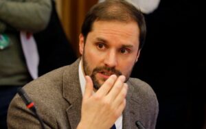 Bellolio responde a embajador chino tras polémica por Hong Kong: 
