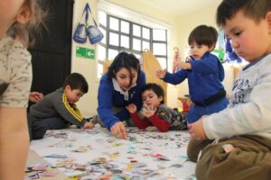 Usando las artes plásticas niños del establecimiento “Papelucho” aprenden sobre partes del cuerpo humano