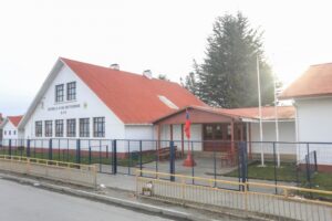 Colegios esperaron hasta el último minuto para instalar bandera nacional