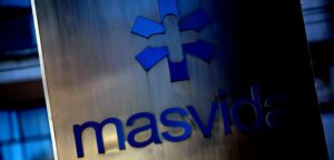 Médicos denuncian en masa a Nueva Masvida por cambios en plan de salud contratado con antigua isapre
