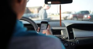 Deja el celular a un lado: conducir distraído causa 4 veces más accidentes que el alcohol