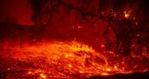 Ordenan nueva evacuación de 50.000 personas por incendios en California
