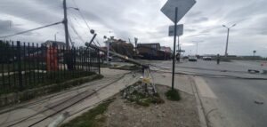 Camión derribó postes y generó graves problemas