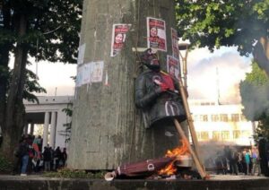No fue la estatua pero sí el busto: empalan a Pedro de Valdivia a los pies de Lautaro