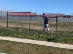 Simulacro de fuga de reos desde cárcel natalina alertó a vecinos de Última Esperanza