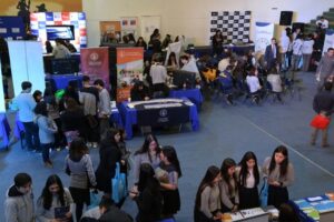 Realizan feria de beneficios y oportunidades en liceo María Behety