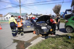 Colisión entre un colectivo y un vehículo particular deja dos lesionados