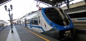 Suspenden servicios del Metrotren en Santiago y de Pullman Bus en todo el país por manifestaciones