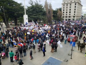 Asistentes a marcha piden mejoras en educación y pensiones y rechazan vandalismo