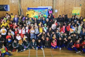 Más de 400 niños cantaron, bailaron, recitaron y practicaron yoga en taller medioambiental