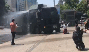 Saqueos e incidentes marcan nueva jornada de protestas en Santiago, pese a presencia militar