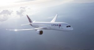 Latam cancela sus viajes desde y hasta Quito, en medio de crisis social
